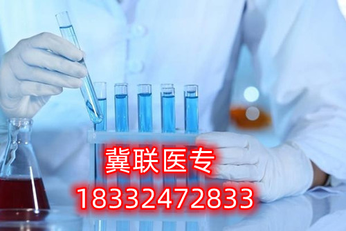 對(duì)于很多想要通過(guò)河北單招考試升學(xué)的家長(zhǎng)和學(xué)生，往往感到為難的就是如何選擇大類(lèi)方向。石家莊冀聯(lián)醫(yī)學(xué)中專(zhuān)學(xué)校單招升學(xué)熱門(mén)專(zhuān)業(yè)及院校推薦  石家莊冀聯(lián)醫(yī)學(xué)中專(zhuān)學(xué)校單招升學(xué)熱門(mén)專(zhuān)業(yè)及院校推薦  一方面是對(duì)大類(lèi)招生政策的不了解，另一方面是感覺(jué)孩子太小，還不定性，盲目選擇怕將來(lái)孩子后悔。    考試七類(lèi)是家長(zhǎng)們眼中的熱門(mén)大類(lèi)，護(hù)理是人氣最高的專(zhuān)業(yè)，優(yōu)秀院校：滄州醫(yī)學(xué)高等專(zhuān)科學(xué)校。下面于老師給大家介紹一下第七類(lèi)醫(yī)藥衛(wèi)生(臨床醫(yī)學(xué)類(lèi)專(zhuān)業(yè)除外)等所涉及專(zhuān)業(yè)。    單招考試第七類(lèi)醫(yī)學(xué)類(lèi)考試第七類(lèi)：    醫(yī)藥衛(wèi)生(臨床醫(yī)學(xué)類(lèi)專(zhuān)業(yè)除外)等所涉及專(zhuān)業(yè)    科目：語(yǔ)文150分+數(shù)學(xué)150分+化學(xué)100分+職業(yè)適應(yīng)性測(cè)試350分（1、我國(guó)當(dāng)前醫(yī)藥衛(wèi)生行業(yè)的特點(diǎn)和發(fā)展方向、醫(yī)藥衛(wèi)生行業(yè)的特點(diǎn)和工作內(nèi)容常識(shí);2、生活中常見(jiàn)的基本疾病預(yù)防知識(shí)和疫情防控知識(shí);3、國(guó)際、全國(guó)疾病防控宣傳日相關(guān)知識(shí);4、醫(yī)學(xué)專(zhuān)業(yè)相關(guān)的社會(huì)人文常識(shí)。）    牽頭院校：滄州醫(yī)學(xué)高等專(zhuān)科學(xué)校    推薦院校：河北化工醫(yī)藥職業(yè)技術(shù)學(xué)院、滄州醫(yī)學(xué)高等專(zhuān)科學(xué)校、邢臺(tái)健康醫(yī)學(xué)院、承德護(hù)理職業(yè)學(xué)院、廊坊衛(wèi)生職業(yè)學(xué)院、唐山職業(yè)技術(shù)學(xué)院、河北女子職業(yè)技術(shù)學(xué)院    熱門(mén)專(zhuān)業(yè)：護(hù)理、醫(yī)學(xué)檢驗(yàn)技術(shù)、醫(yī)學(xué)影像技術(shù)、助產(chǎn)、口腔醫(yī)學(xué)技術(shù)、心理咨詢(xún)、眼視光技術(shù)、藥學(xué)    2023年河北單招考試人數(shù)：約25300人    錄取率：58.47%    公辦錄取率：17.50%    大類(lèi)解讀：熱門(mén)大類(lèi)，男女生都可以報(bào)考，文理不限，專(zhuān)業(yè)技術(shù)性不強(qiáng)。      第七大類(lèi)職業(yè)適應(yīng)性測(cè)試具體考試內(nèi)容：    1、我國(guó)當(dāng)前醫(yī)藥衛(wèi)生行業(yè)的特點(diǎn)和發(fā)展方向、醫(yī)藥衛(wèi)生行業(yè)的特點(diǎn)和工作內(nèi)容常識(shí)；    2、生物醫(yī)學(xué)基礎(chǔ)知識(shí)；    3、生活中常見(jiàn)的基本疾病預(yù)防知識(shí)和疫情防控知識(shí)；    4、國(guó)際、全國(guó)疾病防控宣傳日相關(guān)知識(shí)；    5、醫(yī)學(xué)專(zhuān)業(yè)相關(guān)的社會(huì)人文常識(shí)。      一、護(hù)理    就業(yè)方向：主要面向各級(jí)各類(lèi)醫(yī)療衛(wèi)生系統(tǒng)和社區(qū)衛(wèi)生服務(wù)機(jī)構(gòu)，從事臨床護(hù)理、健康保健工作，就業(yè)度好。    二、醫(yī)學(xué)檢驗(yàn)技術(shù)    就業(yè)方向：主要面向各級(jí)醫(yī)院檢驗(yàn)科、血庫(kù)，各級(jí)疾病預(yù)防控制中心、血站、檢驗(yàn)檢疫、計(jì)劃生育服務(wù)等機(jī)構(gòu)，以及各種獨(dú)立實(shí)驗(yàn)室、醫(yī)學(xué)生物試劑生產(chǎn)經(jīng)營(yíng)企業(yè)，從事醫(yī)學(xué)檢驗(yàn)等工作。    三、醫(yī)學(xué)影像技術(shù)    就業(yè)方向：主要面向各級(jí)醫(yī)療衛(wèi)生機(jī)構(gòu)及體檢中心等部門(mén)從事醫(yī)學(xué)影像工作。    四、助產(chǎn)    就業(yè)方向：主要面向各級(jí)綜合性醫(yī)院和婦幼保健院（所）、婦幼保健管理機(jī)構(gòu) ，以及孕婦學(xué)校、親子活動(dòng)中心和月嫂培訓(xùn)中心等社區(qū)婦幼保健機(jī)構(gòu)組織，從事助產(chǎn)、臨床護(hù)理、計(jì)劃生育和婦幼保健管理及服務(wù)等工作。  五、口腔醫(yī)學(xué)技術(shù)    就業(yè)方向：方向一∶口腔治療技術(shù)方向 主要面向各級(jí)口腔醫(yī)療機(jī)構(gòu)及口腔醫(yī)療相關(guān)機(jī)構(gòu)，在醫(yī)師助手、口腔咨詢(xún)等崗位群，從事口腔常見(jiàn)病和多發(fā)病的輔助治療與服務(wù)等工作。    方向二∶口腔修復(fù)工藝方向 主要面向口腔修復(fù)制作行業(yè)各級(jí)義齒加工企業(yè)、醫(yī)療機(jī)構(gòu)口腔技工室及口腔醫(yī)療相關(guān)機(jī)構(gòu)，在口腔修復(fù)、技術(shù)管理等崗位群，從事口腔修復(fù)體制作、技術(shù)管理與服務(wù)等工作。  石家莊冀聯(lián)醫(yī)學(xué)中等專(zhuān)業(yè)學(xué)校電話：0311-8736 8833；18332472833（同微信）  石家莊冀聯(lián)醫(yī)學(xué)中專(zhuān)學(xué)?？焓痔?hào)：v18332472833
