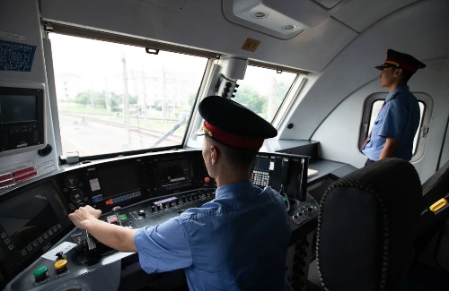 非鐵路專業(yè)能參加火車司機(jī)短期培訓(xùn)嗎？火車司機(jī)招聘要求